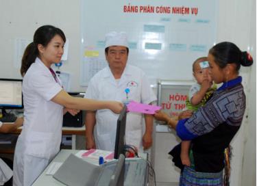 Cán bộ Trung tâm Y tế Mù Cang Chải hướng dẫn nhân dân làm thủ tục vào khám, chữa bệnh tại Trung tâm.