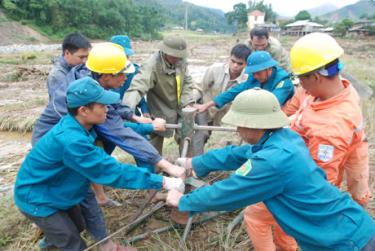 Với sự cố gắng của các lực lượng, mạng lưới điện đã được khôi phục, tạm thời cấp điện được cho xã Hát Lừu và xã Xà Hồ, huyện Trạm Tấu.