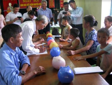 Nuôi lợn đất tiết kiệm để khuyến học trong gia đình, là hình thức mới đang được nhân rộng. (Ảnh: Nhân dân thôn Thanh Sơn, xã Tuy Lộc, thành phố Yên Bái mổ lợn tiết kiệm lo cho việc học hành của con cháu).
