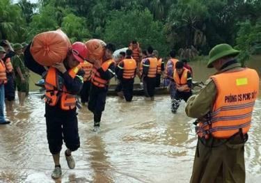 Lực lượng công an cứu người và tài sản, giúp nhân dân ổn định cuộc sống.