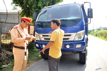 Công an huyện Văn Yên kiểm tra, tuần tra trên các tuyến đường.