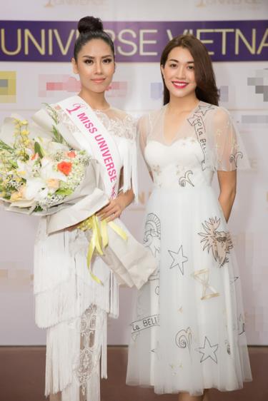 Á hậu Lệ Hằng - đại diện Việt Nam tại Miss Universe 2016 - đã tặng hoa chúc mừng và trao dải băng Miss Universe VietNam 2017 cho Á hậu Nguyễn Thị Loan.