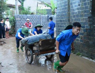 Đoàn viên thanh niên tham gia hỗ trợ nhân dân phường Pú Trạng vận chuyển đồ đạc.