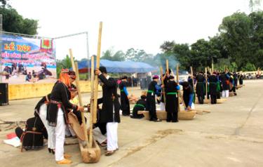 Toàn cảnh Hội thi Khéo tay làm cốm.