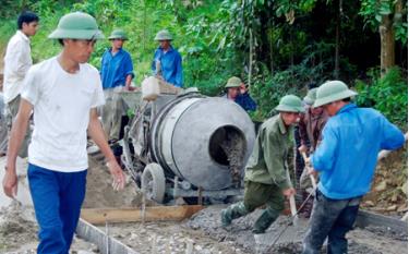 Hội viên CCB xã Báo Đáp, huyện Trấn Yên tham gia kiên cố hóa đường giao thông nông thôn.