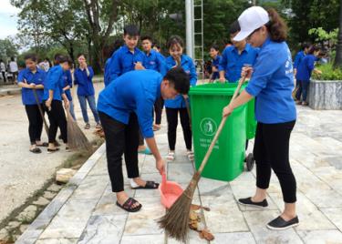 Lực lượng đoàn viên, thanh niên huyện Lục Yên tham gia quét dọn, vệ sinh môi trường tại khu vực bờ hồ thị trấn Yên Thế.