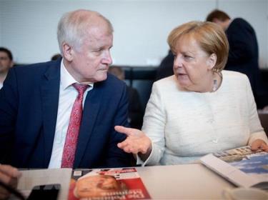 Thủ tướng Đức Angela Merkel (phải) và Chủ tịch CSU Horst Seehofer.