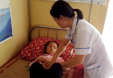 Cán bộ Phòng khám Đa khoa khu vực Trạm Tấu khám bệnh cho người m88 com.