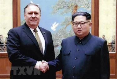 Ngoại trưởng Mỹ Mike Pompeo (trái) và nhà lãnh đạo Triều Tiên Kim Jong Un tại cuộc gặp ở Bình Nhưỡng ngày 26/4/2018.