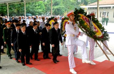 Đoàn đại biểu tỉnh Yên Bái viếng đồng chí nguyên Tổng Bí thư Đỗ Mười tại  Nhà tang lễ quốc gia- số 5, Trần Thánh Tông, Hà Nội.