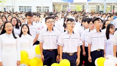 Học sinh Trường THPT đăng nhập dafabet Định (TPHCM) trong ngày khai giảng.