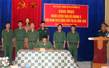Đại diện chỉ huy đăng nhập dafabet đơn vị thuộc Tiểu đoàn DBĐV thị xã Nghĩa Lộ ký kết giao ước thi đua.