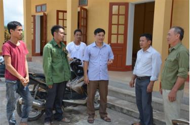 Lãnh đạo xã Yên Hợp gặp gỡ, động viên Trưởng thôn Yên Thịnh và một số dafabet com dân tham gia thi công công trình Nhà Văn hóa thôn Yên Thịnh.