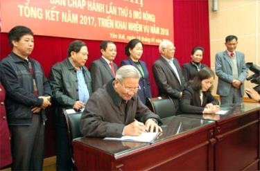 Công tác thi đua luôn được Hội Khuyến học tỉnh quan tâm triển khai và thu được nhiều kết quả. (Trong ảnh: Hội khuyến học các địa phương ký giao ước thi đua năm 2018).