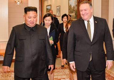 Nhà lãnh đạo Triều Tiên Kim Jong Un và Ngoại trưởng Mỹ Mike Pompeo gặp nhau ở Bình Nhưỡng, ngày 7/10.