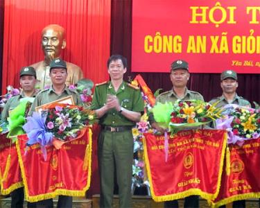 Lãnh đạo Công an tỉnh tặng thưởng cho các tập thể có thành tích xuất sắc tại Hội thi Công an xã giỏi do Công an tỉnh tổ chức.