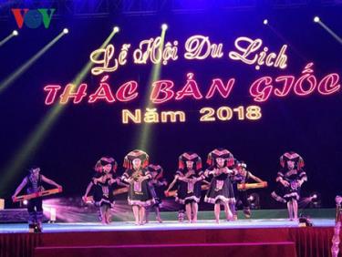 Tiết mục biểu diễn giao lưu văn nghệ của đoàn nghệ thuật huyện Đại Tân, tỉnh Quảng Tây (Trung Quốc).