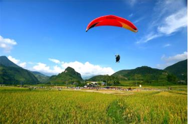 Festival dù lượn “Bay trên mùa vàng” là một trải nghiệm thú vị của du khách khi đến Mù Cang Chải.