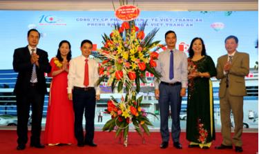 Phó Chủ tịch UBND tỉnh Dương Văn Tiến tặng hoa chúc mừng tập thể cán bộ, nhân viên Công ty cổ phần Phát triển y tế Việt Tràng An.