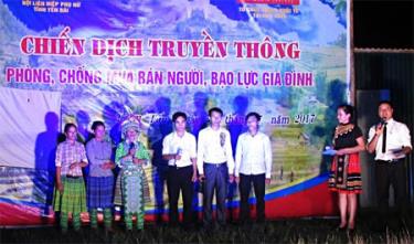 Một buổi tuyên truyền trong chiến dịch truyền thông phòng chống mua bán dafabet com, bạo lực gia đình tại huyện Trạm Tấu.