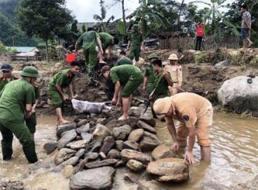 Công an tỉnh Yên Bái giúp người dân xã Phong Dụ Thượng khắc phục hậu quả mưa lũ năm 2018.