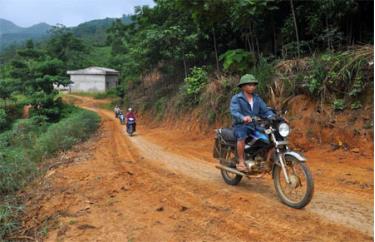 “Đường đặc thù” giúp nhân dân vùng sâu, vùng xa huyện Văn Yên đi lại thuận tiện hơn.