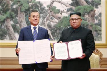 Nhà lãnh đạo Triều Tiên Kim Jong-un (phải) và Tổng thống Hàn Quốc Moon Jae-in tại hội nghị thượng đỉnh lần 3 ở Bình Nhưỡng ngày 19/9/2018.