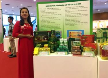 Chị Lâm Thị Kim Thoa - Giám đốc HTX Suối Giàng giới thiệu sản phẩm Tuyết Sơn Trà tại Chương trình Công nghiệp nông thôn tiêu biểu cấp quốc gia năm 2017.