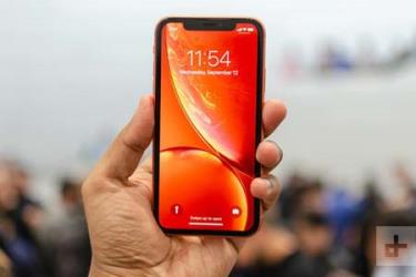 Một khách hàng với những chiếc iPhone XR trên tay