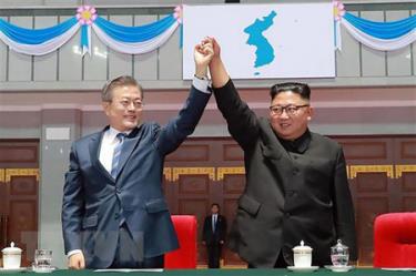 Tổng thống Hàn Quốc Moon Jae-in (trái) và nhà lãnh đạo Triều Tiên Kim Jong-un (phải) trong cuộc gặp tại Bình Nhưỡng ngày 19/9 vừa qua.