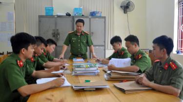 Cán bộ, chiến sỹ Công an huyện Trạm Tấu họp bàn triển khai phương án đấu tranh, trấn áp tội phạm.
