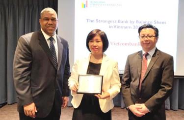 Đại diện Vietcombank và ban tổ chức tại lễ trao giải.