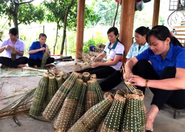 Chị Tăng Thị Đàm (ngoài cùng bên phải) tích cực vận động nhân dân phát triển kinh tế.