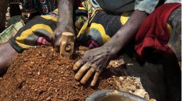 Người dân đào vàng ở CHDC Congo.