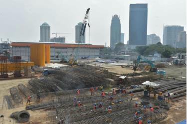 Công nhân tại một công trình xây dựng ở Jakarta, Indonesia.