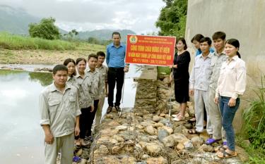 Liên đoàn Lao động huyện cùng Ban Quản lý nước sạch và Vệ sinh môi trường huyện gắn biển chào mừng kỷ niệm 90 năm Ngày thành lập Công đoàn Việt Nam tại công trình bờ kè chắn lũ - khu vực trạm bơm số 1.