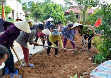 Hội viên phụ nữ xã Ngòi A đắp lề đường giao thông nông thôn.