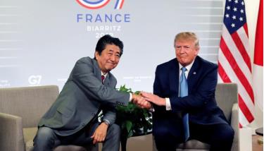 Thủ tướng Nhật Bản Shinzo Abe (trái) và Tổng thống Mỹ Donald Trump tại một cuộc gặp song phương ở thượng đỉnh G7, Biarritz, Pháp, ngày 25/8.