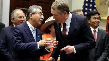 Đại diện Thương mại Robert Lighthizer và Đại sứ Nhật Bản Shinsuke Sugiyama tại lễ ký kết Hiệp định Mỹ - Nhật ở Nhà Trắng ngày 7/10