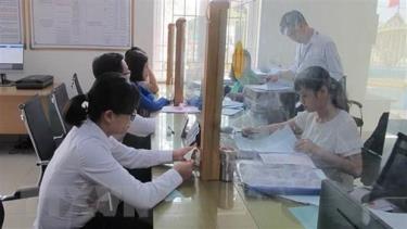 Người dân làm thủ tục hành chính. (Ảnh minh họa)