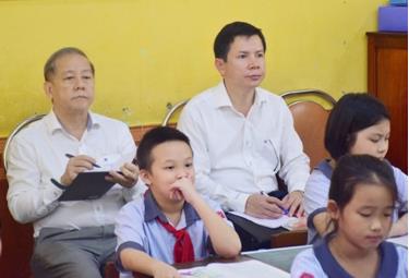 Ông Phan Ngọc Thọ - (trái) chủ tịch UBND tỉnh Thừa Thiên Huế cùng ông Nguyễn Tân (phải) - giám đốc Sở GD-ĐT tỉnh dự giờ buổi học Giáo dục công dân.