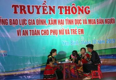 Hội viên phụ nữ xã Vĩnh Kiên, huyện Yên Bình trong tiểu phẩm truyền thông phòng, chống bạo lực gia đình, xâm hại tình dục.
