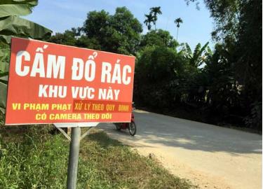 Cắm biển thông báo để người dân không đổ rác bừa bãi.