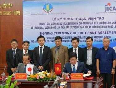 Hai bên ký kết thỏa thuận viện trợ