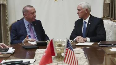 Tổng thống Thổ Nhĩ Kỳ Erdogan (trái) và Phó Tổng thống Mỹ Mike Pence.