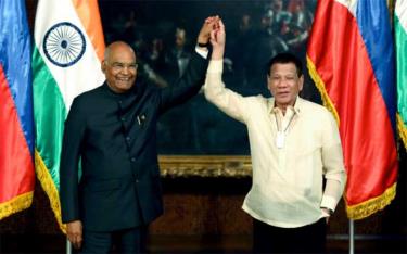 Tổng thống Ấn Độ Ram Nath Kovind (trái) và người đồng cấp Philippines Rodrigo Duterte.