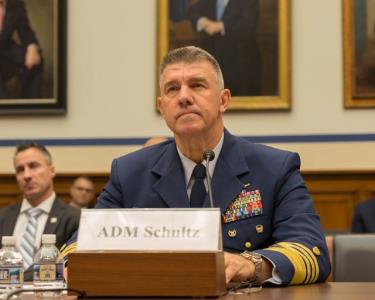 Tư lệnh Tuần duyên Mỹ, Đô đốc Karl L. Schultz.