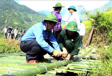 Lãnh đạo huyện Trạm Tấu tham gia hoạt động “Ngày thứ 7 cùng dân” tại thôn Hát 2, xã Hát Lừu.