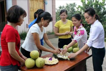 Người dân Đại Minh chuẩn bị tham gia hội thi bóc bưởi.