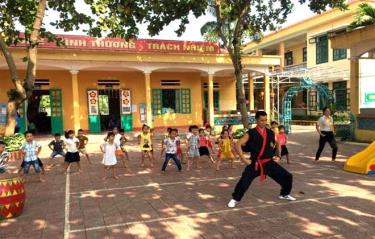 Các đơn vị trường học trên địa bàn thị xã Nghĩa Lộ luôn chú trọng các hoạt động giáo dục thể chất và các kỹ năng phòng, tránh cơ bản cho học sinh.